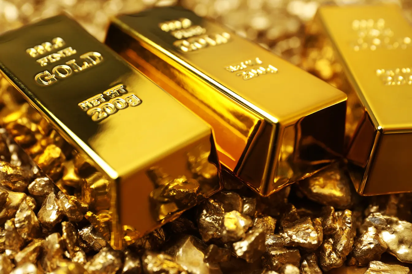 Lingotes de oro sobre pepitas de oro